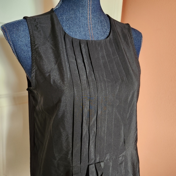 Banana Republic sleeveless blouse - Picture 3 of 9